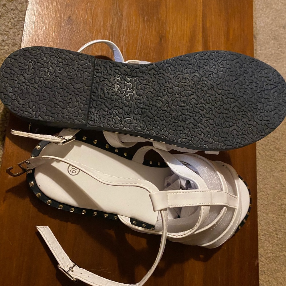 White opened toe sandals - Picture 3 of 3